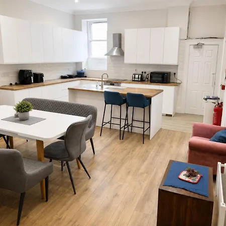 Modern In The Heart Of 9 Shared Apartment *